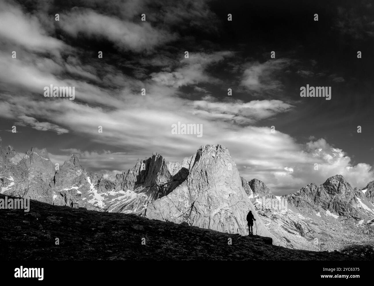 WY05708-00-BW..... WYOMING - Backpacker mit dem Cirque of the Towers und Wolken vom Jackass Pass/Big Sandy Pass, Popo Agie Wilderness, Shoshone Natio Stockfoto