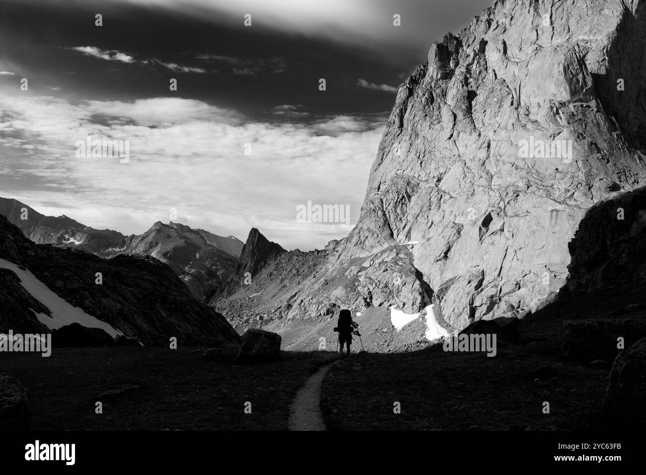 WY05710-00-BW..... WYOMING - Frauen im Rucksack am Jackass Pass/Big Sandy Pass, Popo Agie Wilderness, Shoshone National Forest. MR# S1 Stockfoto