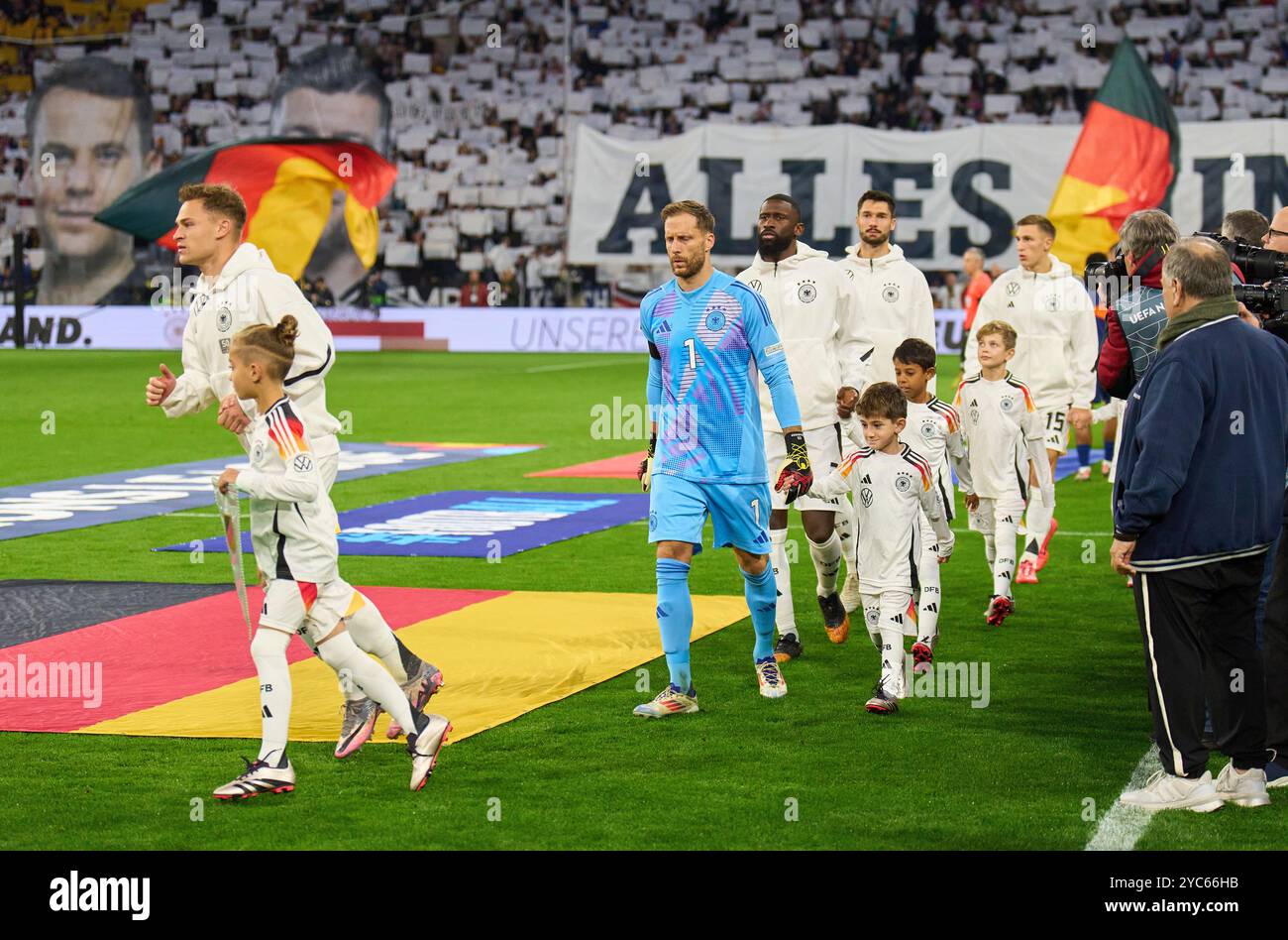 München, Deutschland. Oktober 2024. Ankunft der Teams mit Joshua Kimmich, DFB 6 Oliver Baumann, DFB 1 Antonio Ruediger, DFB 2 Tim Kleindienst, DFB 9 vor dem Spiel der UEFA Nations League 2024 DEUTSCHLAND - NIEDERLANDE 1-0 in der Saison 2024/2025 am 14. Oktober 2024 in München. Fotograf: ddp Images/STAR-Images Credit: ddp Media GmbH/Alamy Live News Stockfoto