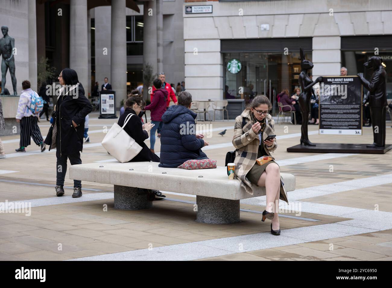 Die Frauen essen ihr Mittagessen am Paternoster Square im Herzen von London, England, Großbritannien Stockfoto