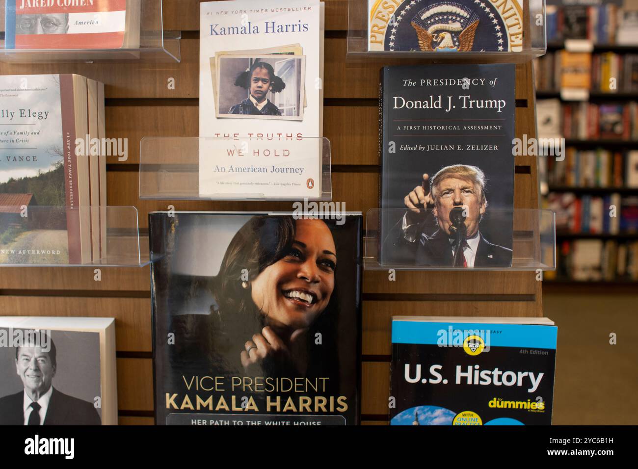 Bücher wie „The Presidency of Donald Trump“, herausgegeben von Julian Zelizer, und „The Truths We Hold: An American Journey“ von Kamala Harris sind zu sehen... Stockfoto