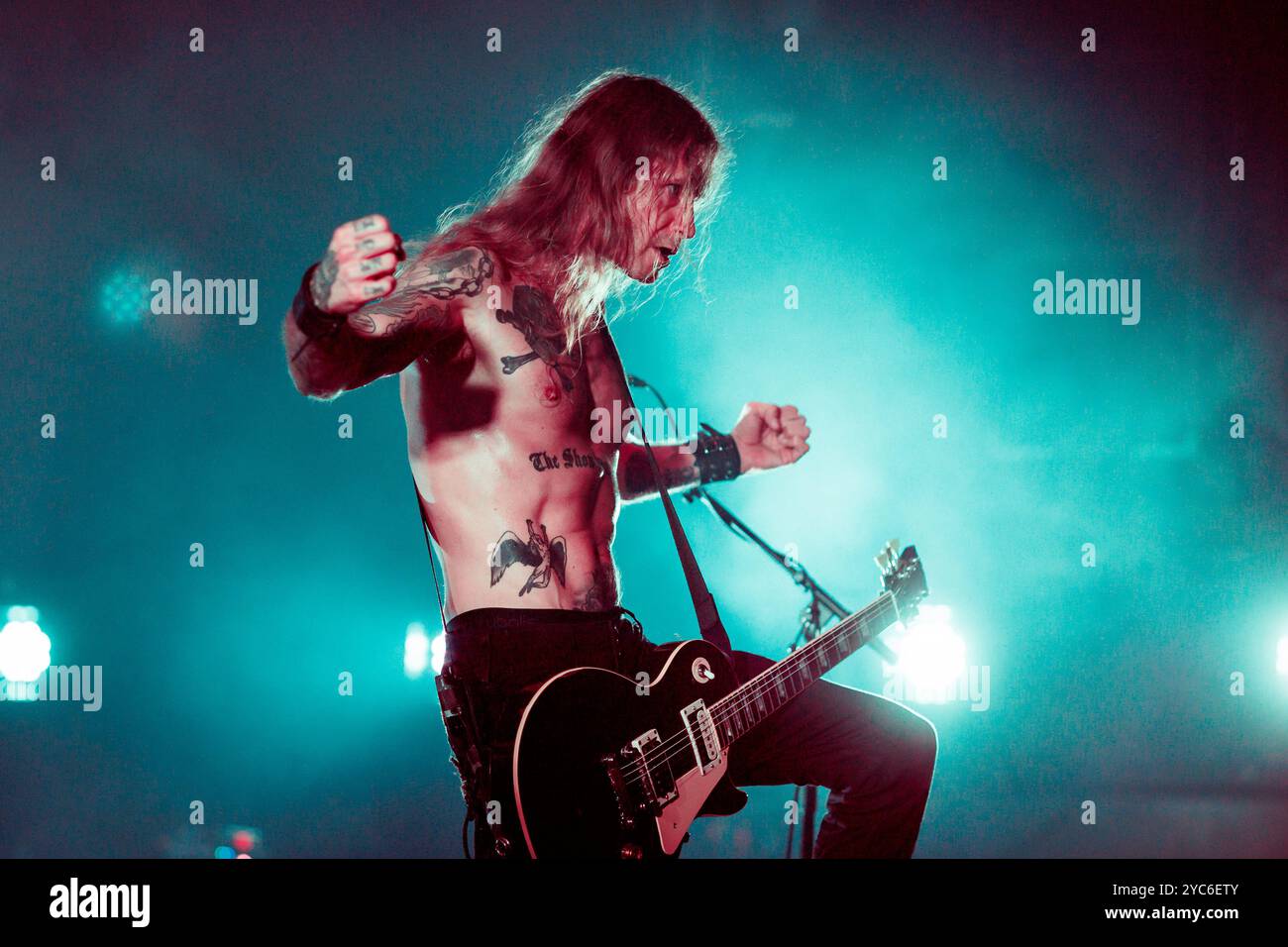 Oslo, Norwegen. Oktober 2024. Die norwegische Extreme-Metal-Band Enslaved gibt ein Live-Konzert im Rockefeller in Oslo. Hier ist Gitarrist Arve Isdal live auf der Bühne zu sehen. Stockfoto