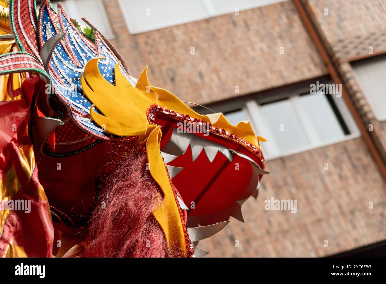 Drachenaufführung für die chinesische Neujahrsparade auf den Straßen der Stadt Stockfoto