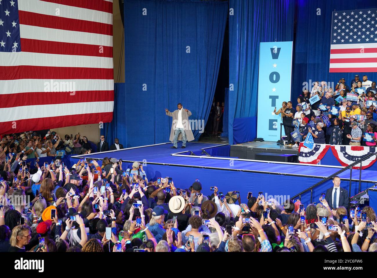 ATLANTA, GEORGIA – 19. OKTOBER: Sänger Usher Raymond tritt am 19. Oktober 2024 bei einer Kamala Harris-Wahlkampfkundgebung im Lakewood Amphitheatre in Atlanta, Georgia, USA auf. (Foto: Julia Beverly/Alamy Live News) Stockfoto