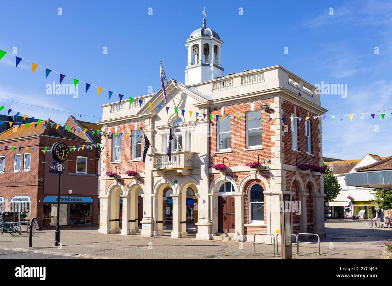 Christchurch Town Council Büros im Old Town Hall Gebäude an der High Street und dem Saxon Square in Christchurch Dorset England Großbritannien GB Europa Stockfoto