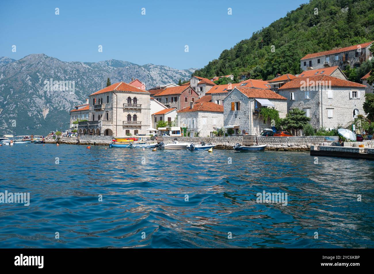 Häuser entlang der Küste in der Stadt Perast, Montenegro Stockfoto