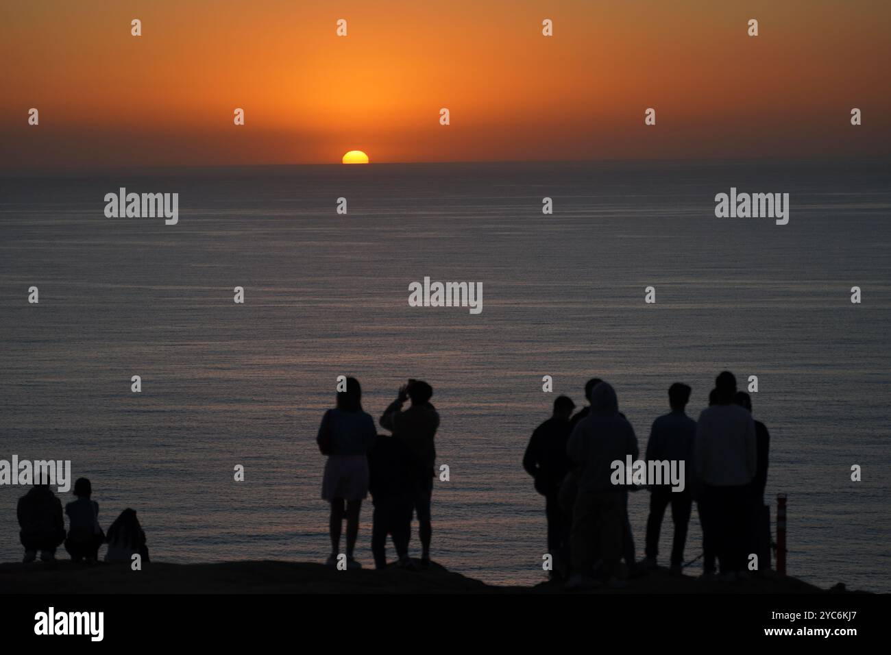 San Diego, Usa. Oktober 2024. Die Leute beobachten den Sonnenuntergang am Torrey Pines Gliderport in La Jolla. (Foto: Michael Ho Wai Lee/SOPA Images/SIPA USA) Credit: SIPA USA/Alamy Live News Stockfoto