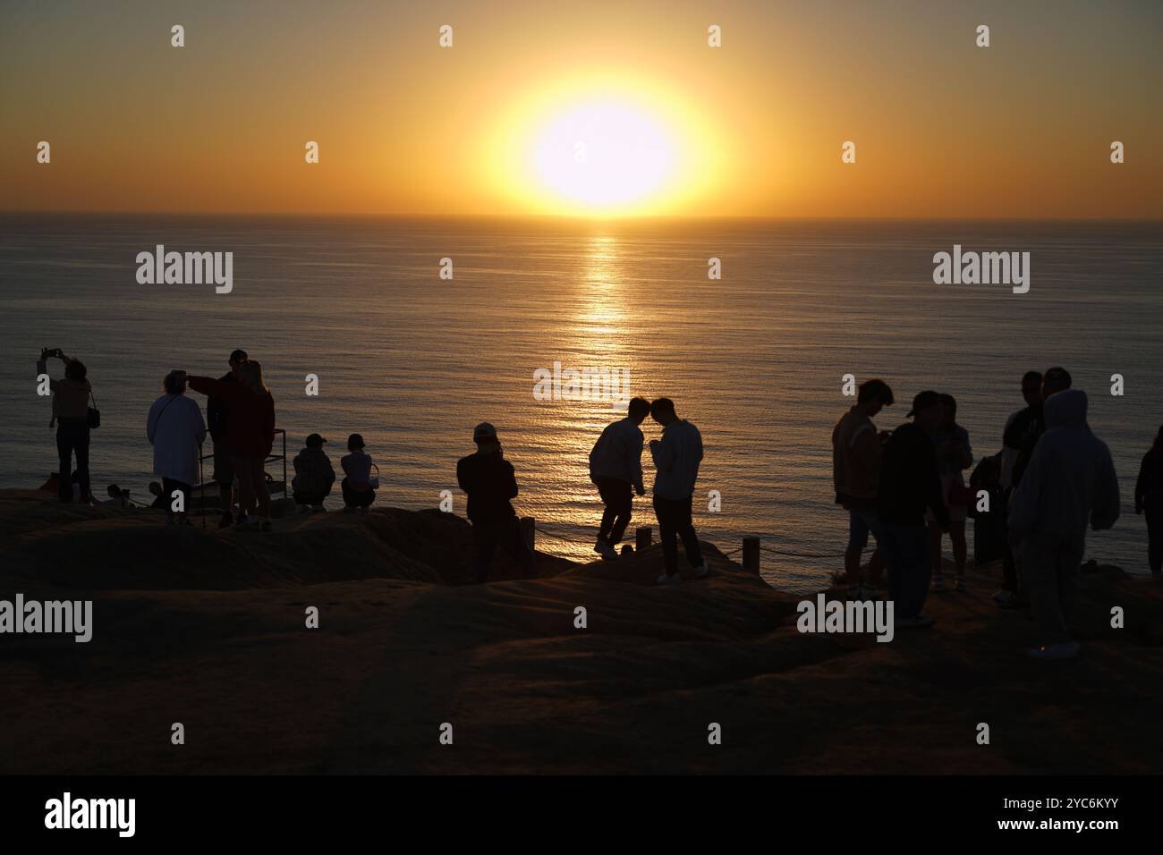 San Diego, Usa. Oktober 2024. Die Leute beobachten den Sonnenuntergang am Torrey Pines Gliderport in La Jolla. (Foto: Michael Ho Wai Lee/SOPA Images/SIPA USA) Credit: SIPA USA/Alamy Live News Stockfoto