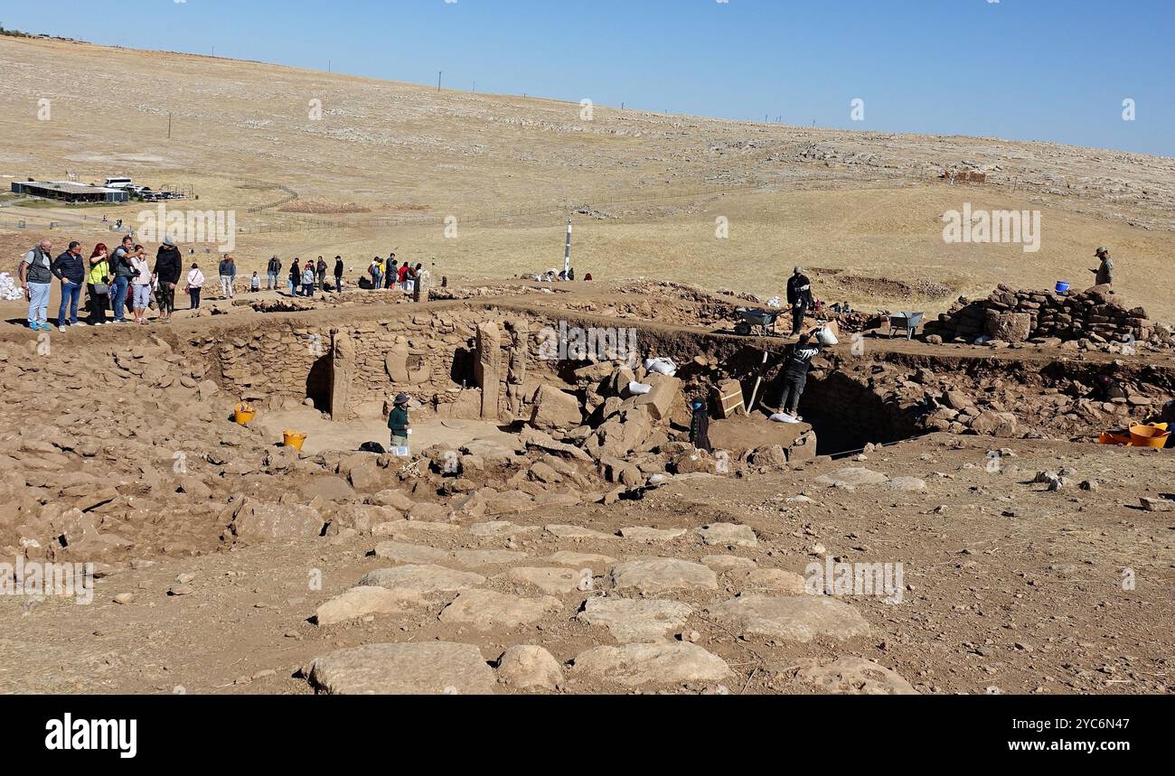 Sanliurfa, Türkei. Oktober 2024. Die Ausgrabungsstätte von Karahantepe und die gefundenen Artefakte sind abgebildet. In Karahantepe werden archäologische Ausgrabungen durchgeführt, die angeblich die älteste neolithische Stätte der Welt ist, 50 Kilometer von der türkischen Stadt Sanliurfa entfernt. Quelle: SOPA Images Limited/Alamy Live News Stockfoto