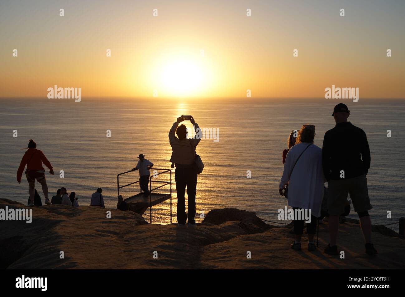 San Diego, USA. Oktober 2024. Die Leute beobachten den Sonnenuntergang am Torrey Pines Gliderport in La Jolla. (Credit Image: © Michael Ho Wai Lee/SOPA Images via ZUMA Press Wire) NUR REDAKTIONELLE VERWENDUNG! Nicht für kommerzielle ZWECKE! Stockfoto