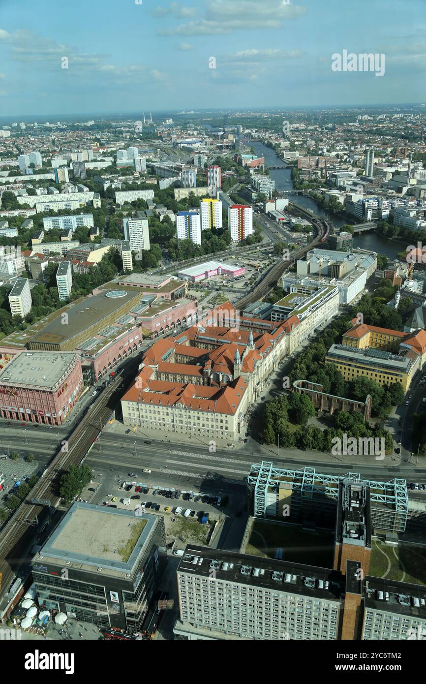 In der Abenddämmerung zeigt die Skyline Berlins eine Mischung aus historischen Gebäuden und modernen Bauten, die einen lebendigen städtischen Wandteppich schaffen. Die erweiterte Ansicht capt Stockfoto