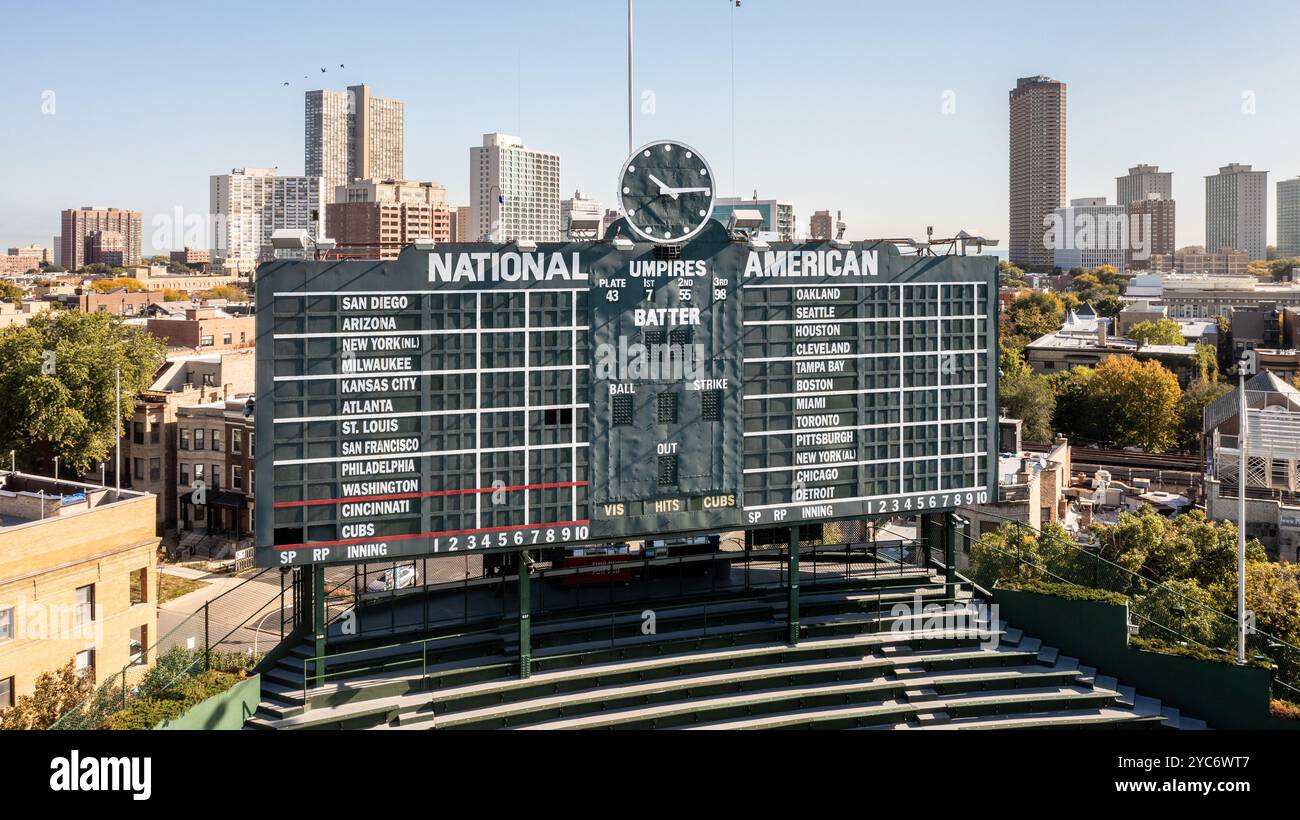 Drohnenansicht der MLB National and American League Anzeigetafel im Wrigley Field mit Wolkenkratzern und Lake Michigan im Hintergrund. Stockfoto