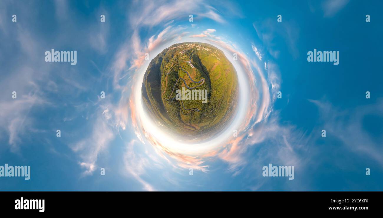 Grüner kleiner Planet mit Bäumen und weichem blauem Himmel. Winziger Planet Sonnenuntergang am Strand. 360 Betrachtungswinkel. Welt. Planet Erde. Stockfoto