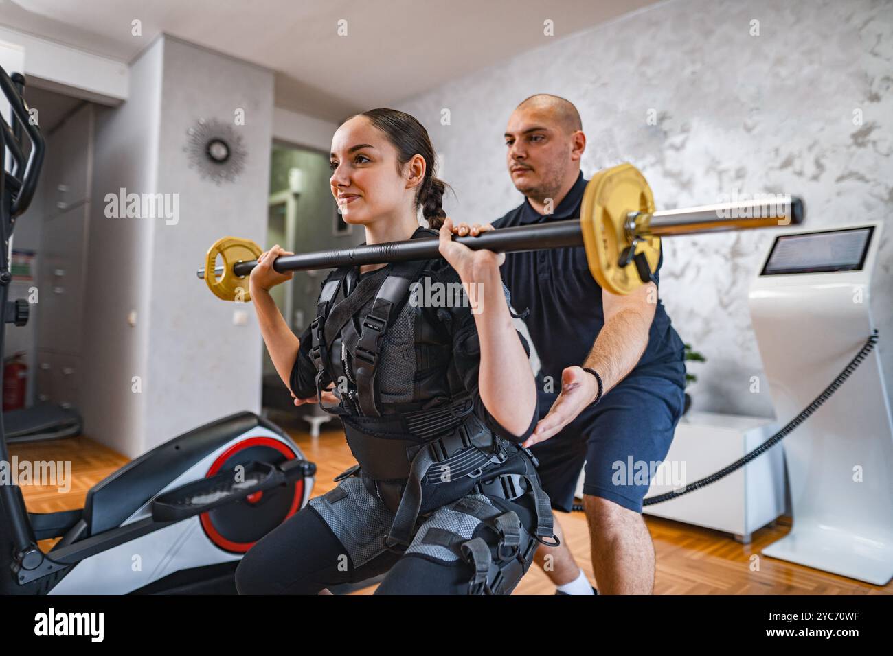 Leistungsfähiges Workout mit Unterstützung und Krafttraining Stockfoto