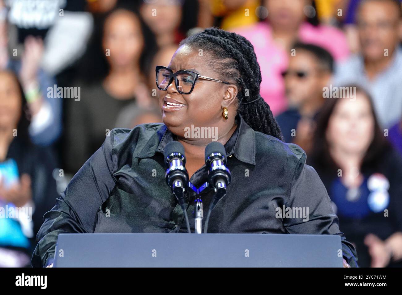ATLANTA, GEORGIA – 19. OKTOBER: Monica Simpson spricht auf der Bühne einer Kamala Harris-Wahlkampfkundgebung im Lakewood Amphitheatre am 19. Oktober 2024 in Atlanta, Georgia, USA. (Foto: Julia Beverly/Alamy Live News) Stockfoto