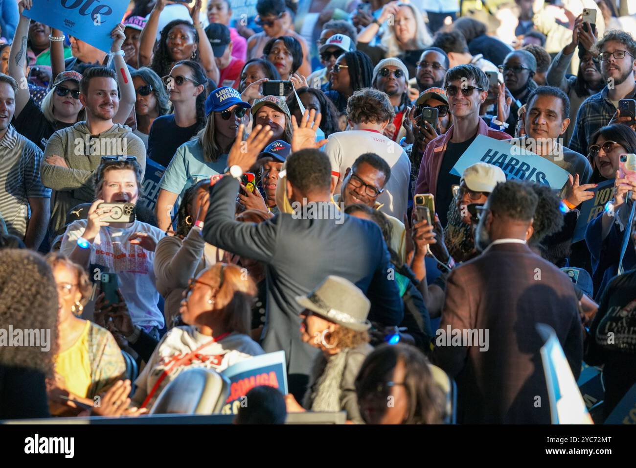 ATLANTA, GEORGIA – 19. OKTOBER: Andre Dickens, Bürgermeister von Atlanta, bewingt die Wähler während einer Kamala-Harris-Wahlkampfkundgebung im Lakewood Amphitheatre am 19. Oktober 2024 in Atlanta, Georgia, USA. (Foto: Julia Beverly/Alamy Live News) Stockfoto