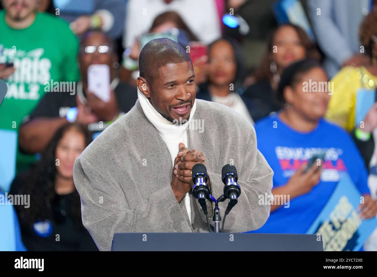 ATLANTA, GEORGIA – 19. OKTOBER: Sänger Usher Raymond spricht auf der Bühne einer Kamala Harris-Wahlkampfkundgebung im Lakewood Amphitheatre am 19. Oktober 2024 in Atlanta, Georgia, USA. (Foto: Julia Beverly/Alamy Live News) Stockfoto