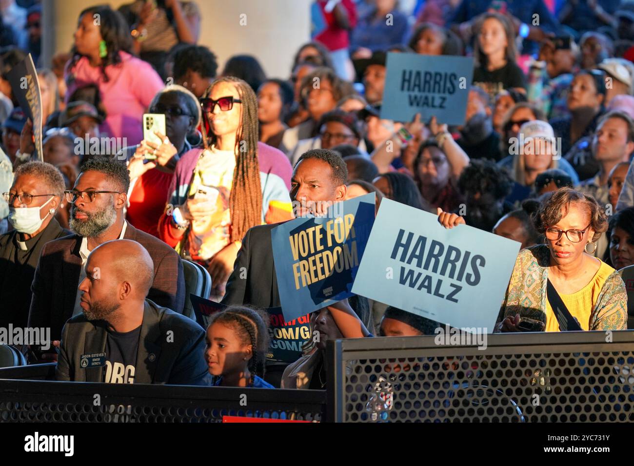 ATLANTA, GEORGIA – 19. OKTOBER: Andre Dickens (Mitte) nimmt am 19. Oktober 2024 an einer Kamala Harris-Kampagne im Lakewood Amphitheatre in Atlanta, Georgia, USA Teil. (Foto: Julia Beverly/Alamy Live News) Stockfoto