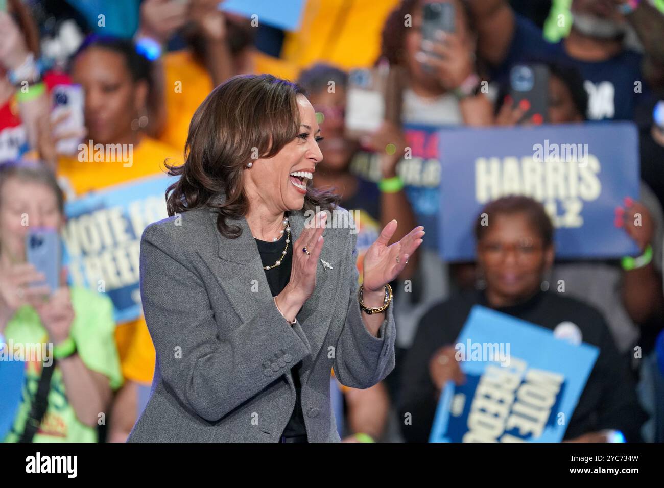 ATLANTA, GEORGIA – 19. OKTOBER 2024: Kamala Harris tritt während einer Wahlkampfveranstaltung im Lakewood Amphitheatre in Atlanta, Georgia, USA auf. (Foto: Julia Beverly/Alamy Live News) Stockfoto