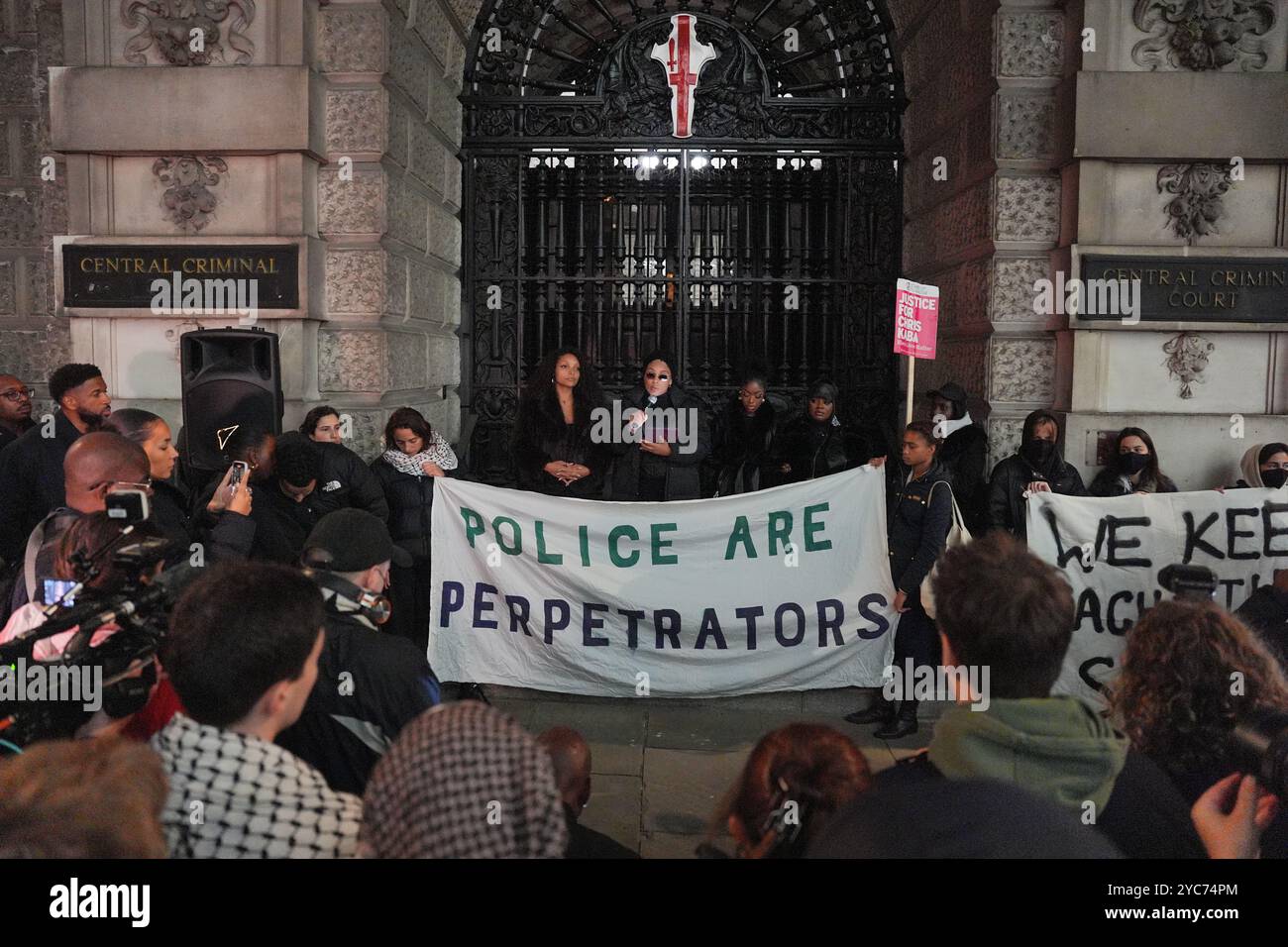 Temi Mawale, Kayza Rose, Sheeda Queen, Freunde und Familie von Chris Kaba demonstrieren vor dem Old Bailey in Zentral-London, nachdem ein Polizeischütze, der Mr. Kaba tödlich erschossen hat, von seinem Mord freigesprochen wurde. Martyn Blake, 40 Jahre alt, stand vor Gericht, nachdem er den 24-Jährigen am 5. September 2022 in Streatham im Südosten Londons durch die Frontscheibe eines Audi Q8 geschossen hatte. Bilddatum: Montag, 21. Oktober 2024. Stockfoto