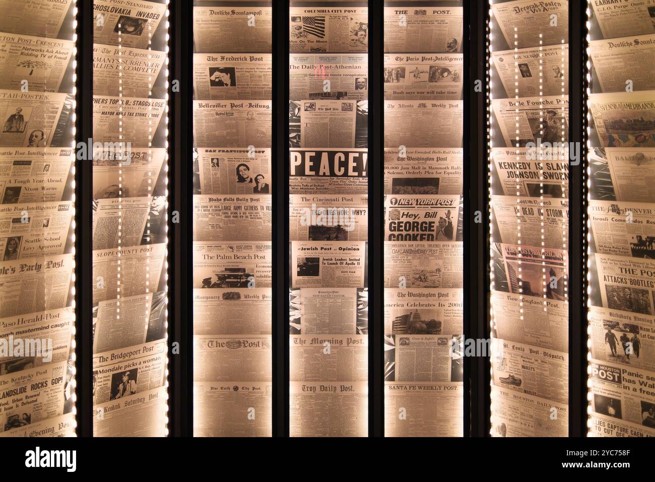 Zeitungsüberschriften Display National Postal Museum Washington DC // WASHINGTON DC — die Zeitungsausstellung des National Postal Museum zeigt die entscheidende Rolle der Post bei der Verbreitung von Nachrichten in der amerikanischen Geschichte. Diese Ausstellung zeigt historische Zeitungen und zeigt, wie das Postsystem die Verbreitung von Informationen in der wachsenden Nation erleichtert hat. Die Ausstellung zeigt die Schnittstelle von Postdiensten und Druckjournalismus in der amerikanischen Kommunikationsgeschichte. Stockfoto
