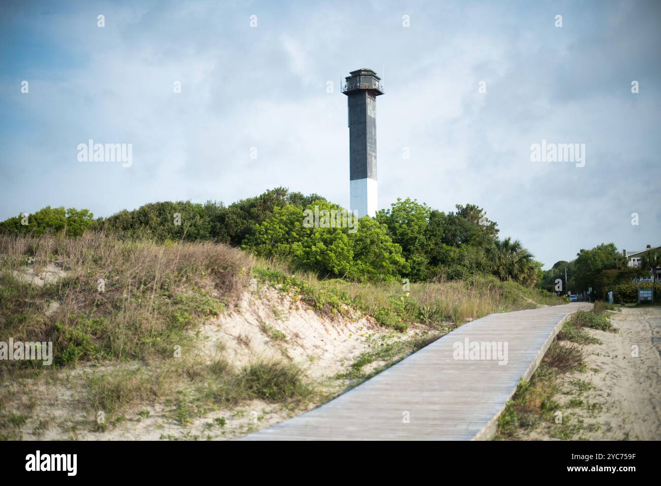 Sullivan's Island Lighthouse Charleston South Carolina // SULLIVAN's ISLAND, South Carolina — der Sullivan's Island Lighthouse, auch bekannt als Charleston Light, steht als markantes dreieckiges Gebäude in Schwarz-weiß. Dieser moderne Leuchtturm wurde 1962 erbaut und verfügt über ein ungewöhnliches Design mit Aluminiumverkleidung und stellt den letzten großen Leuchtturm dar, der in den Vereinigten Staaten gebaut wurde. Sie dient weiterhin als aktive Navigationshilfe für den Hafen von Charleston. Stockfoto