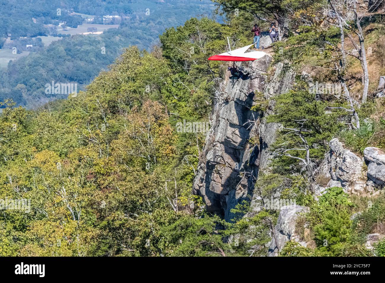 Ein Drachenflieger startet von der Berglandlinie des Lookout Mountain über das Lookout Valley in Rising Fawn, Georgia. (USA) Stockfoto