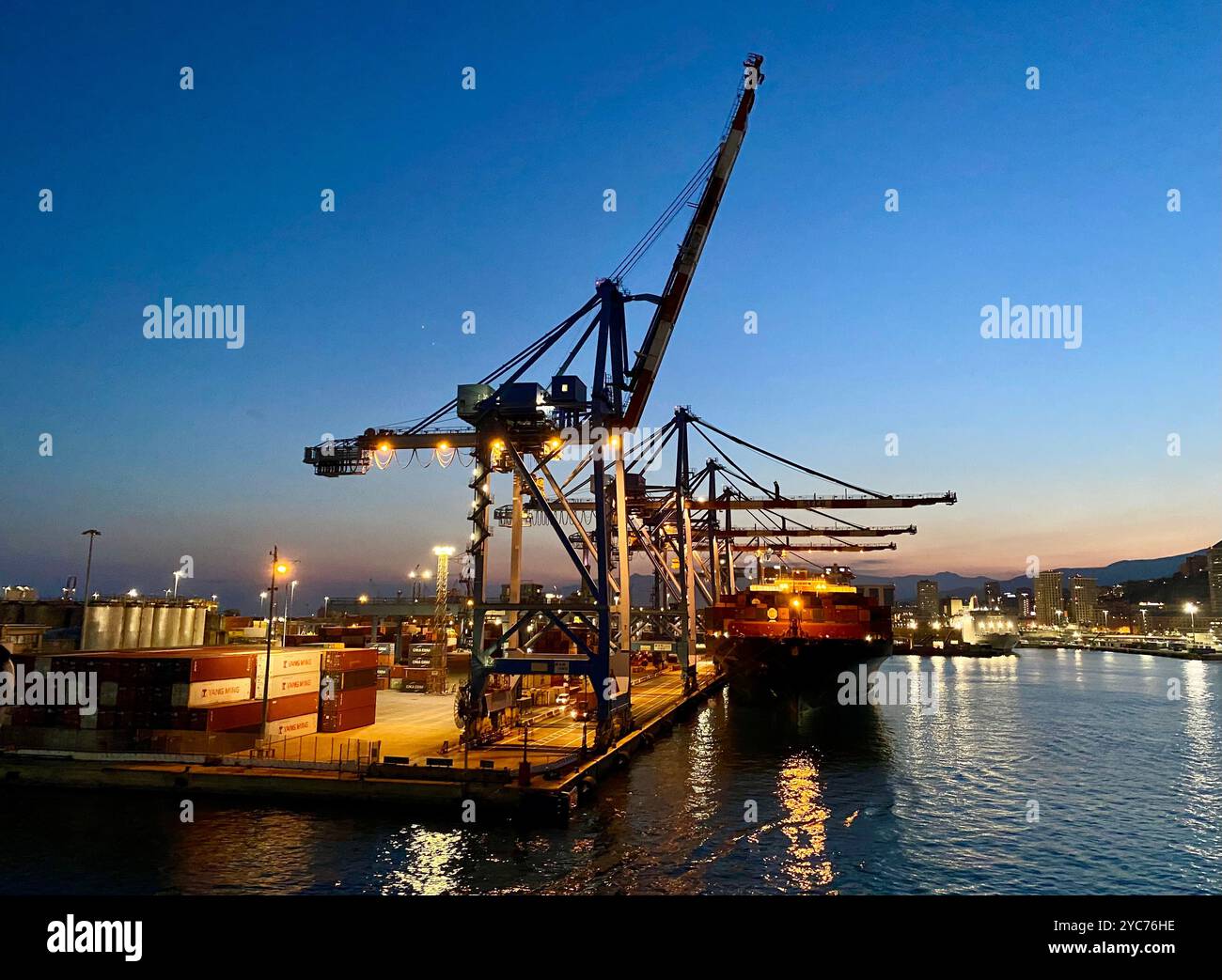 Großes Containerschiff in der Laderampe Stockfoto