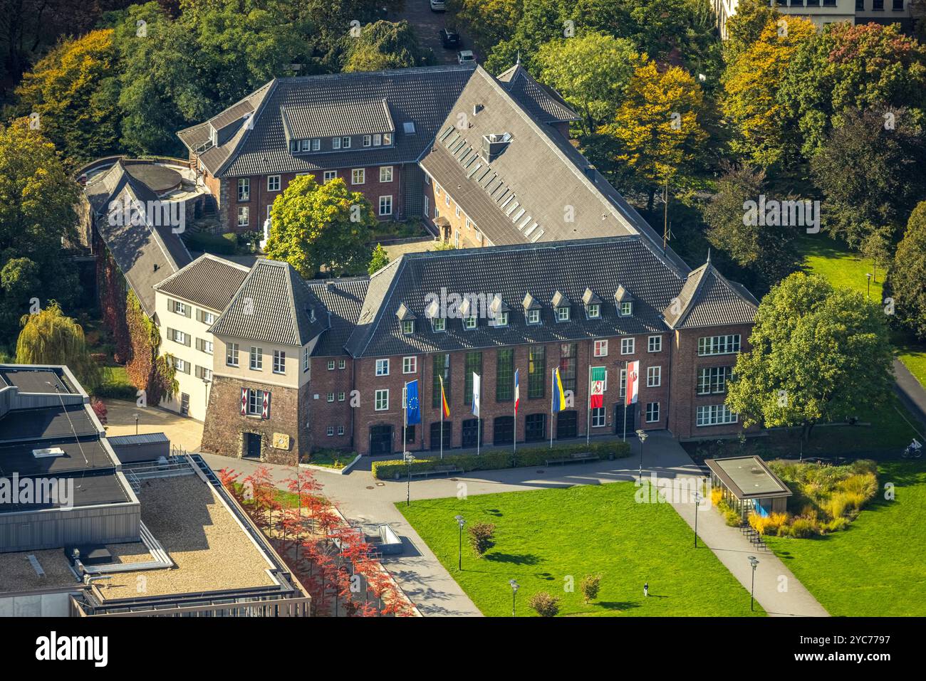 Luftbild, Rathaus, Burg Dinslaken, auch Kastell Dinslaken, Burganlage und Flaggen am Eingang, Dinslaken, Ruhrgebiet, Nordrhein-Westfalen, Deutschland ACHTUNGxMINDESTHONORARx60xEURO *** Luftansicht, Rathaus, Schloss Dinslaken, auch Kastell Dinslaken, Burganlage und Flaggen am Eingang, Dinslaken, Dinslaken, Dinslaken, Dinslaken Stockfoto