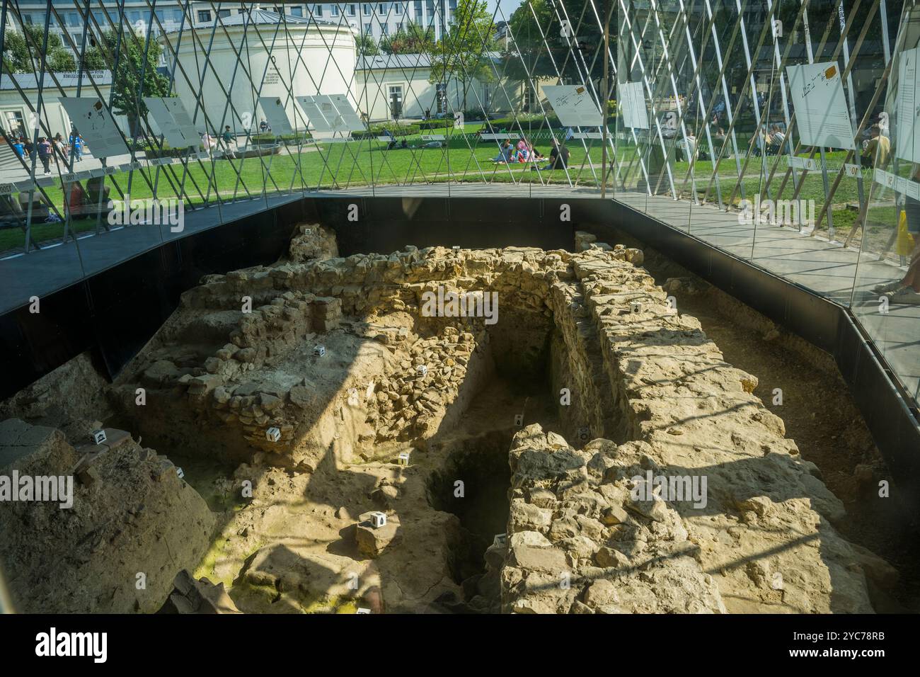 Das archäologische Schaufenster im Elisengarten am Friedrich-Wilhelm-Platz in Aachen, Nordrhein-Westfalen. Stockfoto