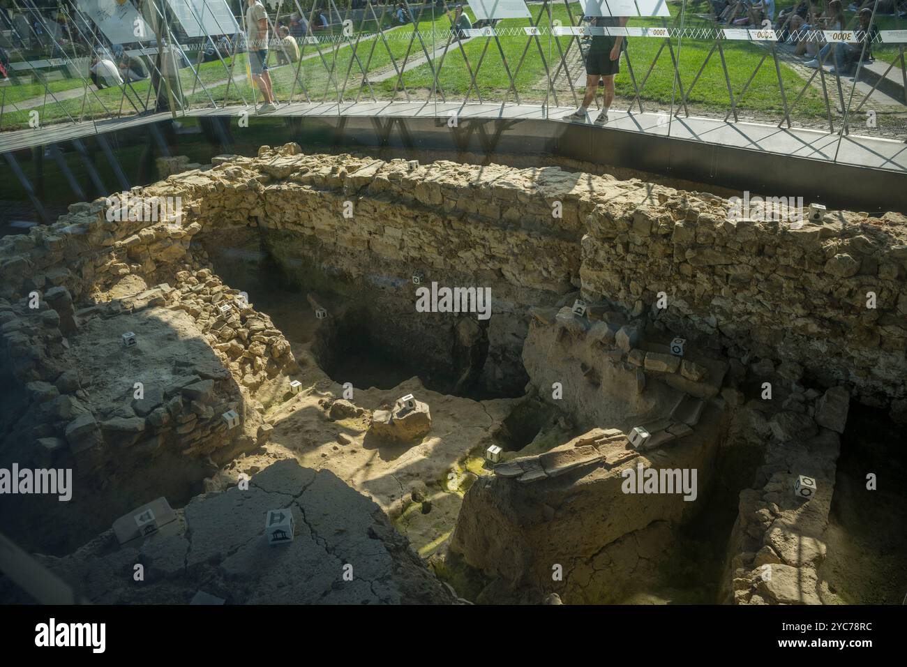 Das archäologische Schaufenster im Elisengarten am Friedrich-Wilhelm-Platz in Aachen, Nordrhein-Westfalen. Stockfoto