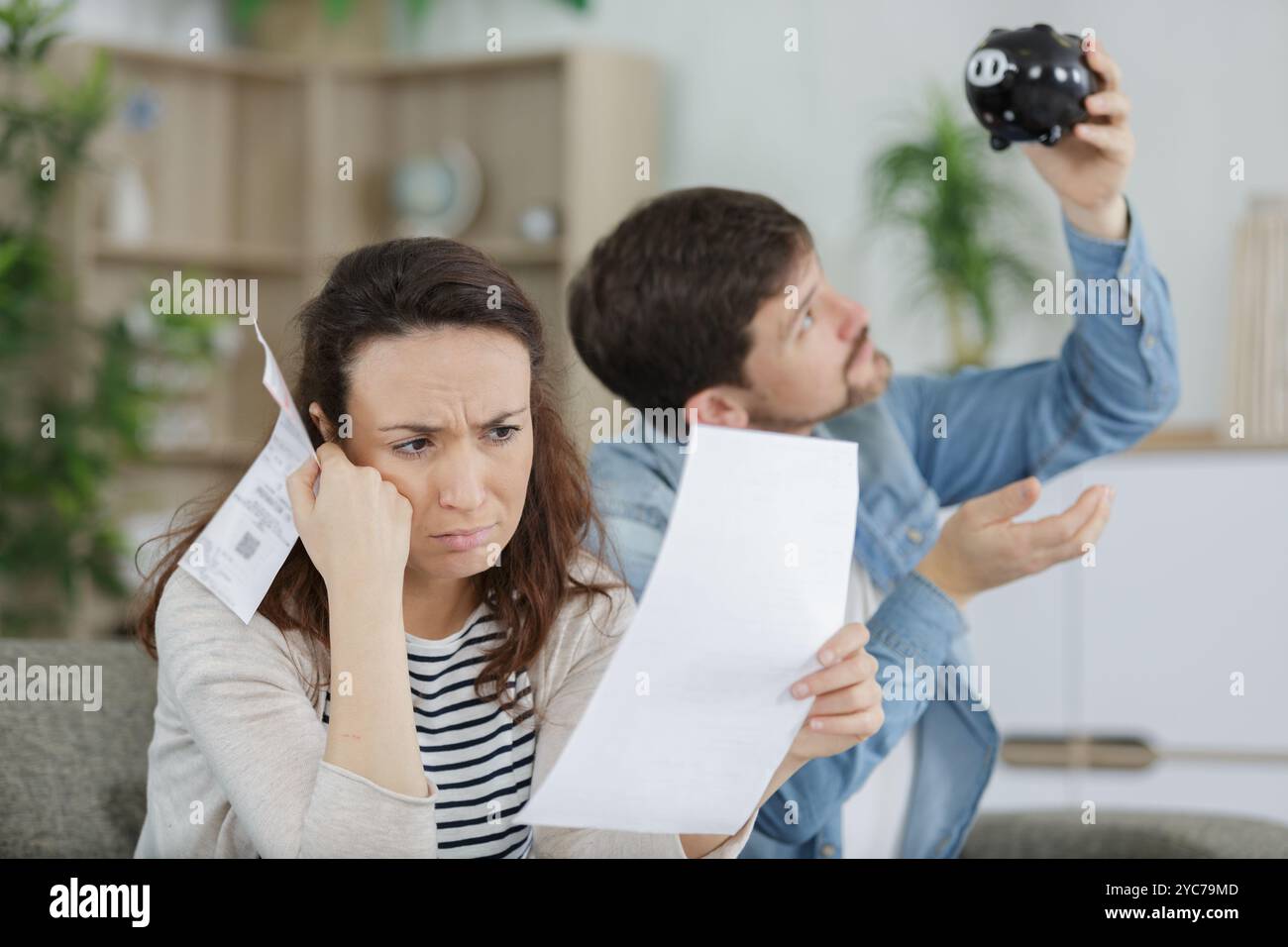 Das junge Paar hat gerade herausgefunden, dass sie pleite sind Stockfoto