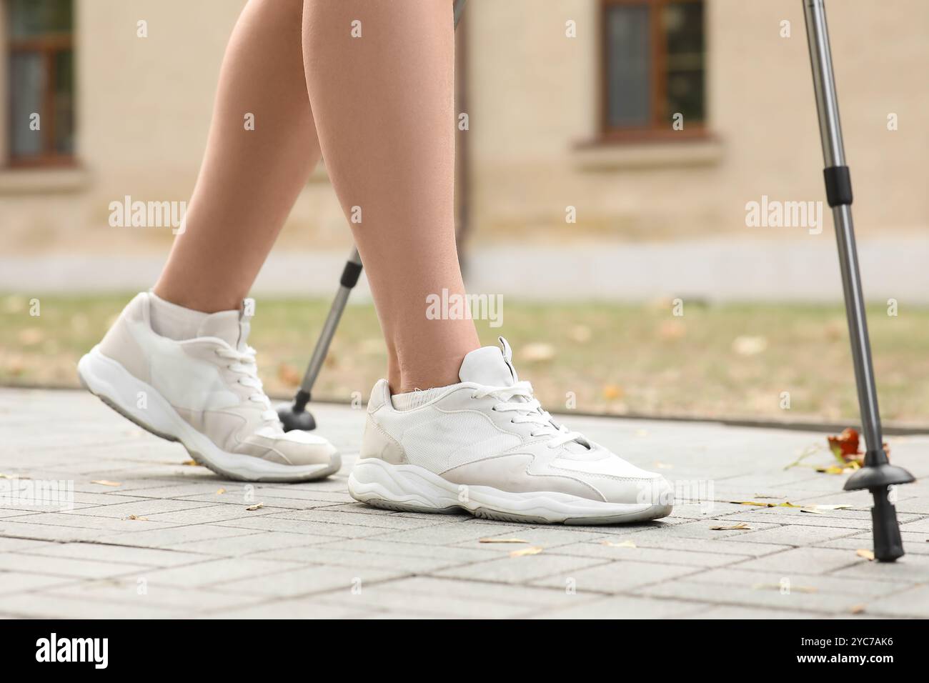 Sportliche Frau, die Nordic Walking auf der Straße macht, Nahaufnahme Stockfoto
