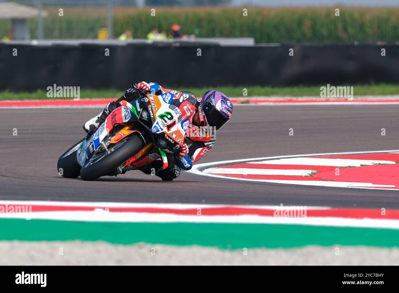 (21) Michael Ruben Rinaldi aus Italien vom Team Motocorsa Racing fährt während der FIM Motul Superbike Weltmeisterschaft Ducati Panigale V4R in Aktion Stockfoto