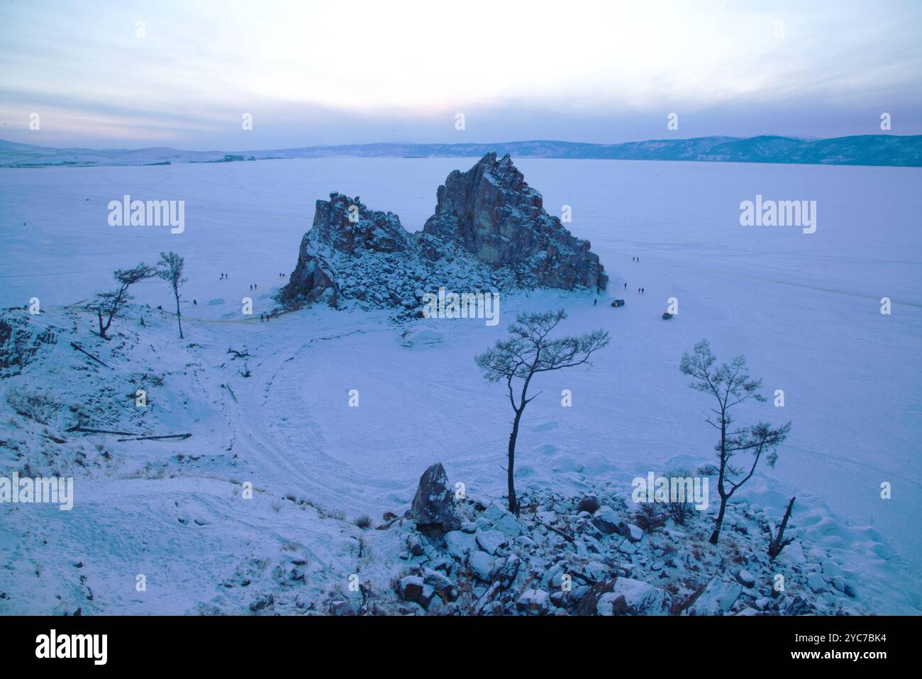 Shaman Rock oder Cape Burhan oder Shamanka ist ein Felsen auf der Insel. Olchon, der Baikalsee in Russland, liegt im Pribaikalski-Nationalpark. Stockfoto