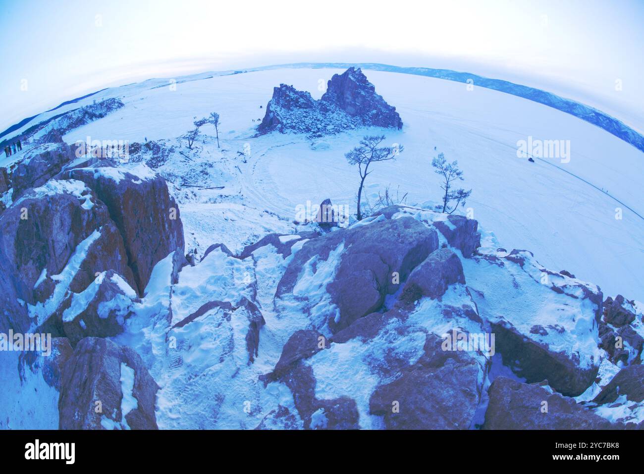 Shaman Rock oder Cape Burhan oder Shamanka ist ein Felsen auf der Insel. Olchon, der Baikalsee in Russland, liegt im Pribaikalski-Nationalpark. Stockfoto
