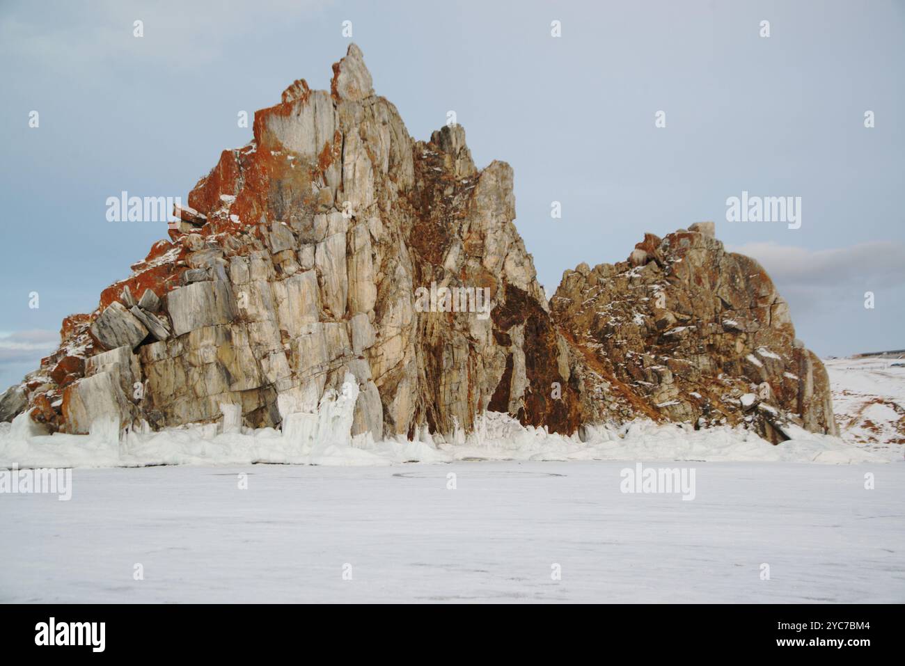 Shaman Rock oder Cape Burhan oder Shamanka ist ein Felsen auf der Insel. Olchon, der Baikalsee in Russland, liegt im Pribaikalski-Nationalpark. Stockfoto