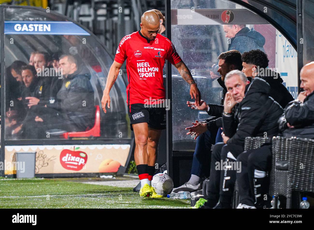 Helmond, Niederlande. Oktober 2024. HELMOND, NIEDERLANDE - 21. OKTOBER: Anthony van den Hurk von Helmond Sport schüttelt die Spieler auf der Bank während des niederländischen Keuken Kampioen Divisie Spiels zwischen Helmond Sport und Roda JC im GS Staalwerke Stadion am 21. Oktober 2024 in Helmond, Niederlande. (Foto von Gabriel Calvino Alonso/Orange Pictures) Credit: Orange Pics BV/Alamy Live News Stockfoto