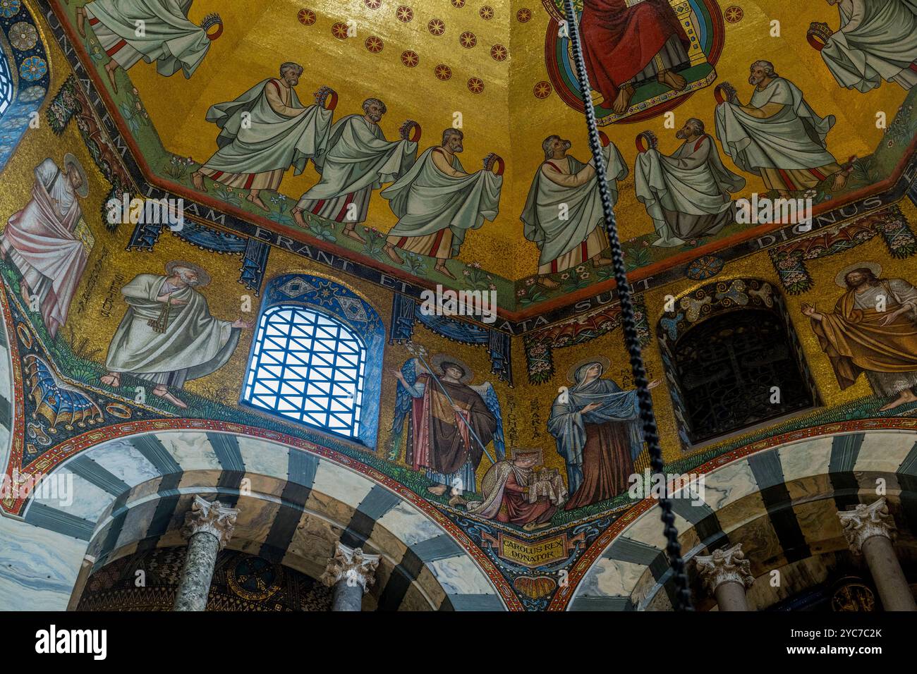 Detail der Decke mit Mosaiken und der Pfalzkapelle mit Blick auf das Achteck im Aachener Dom (UNESCO-Weltkulturerbe), der ist Stockfoto