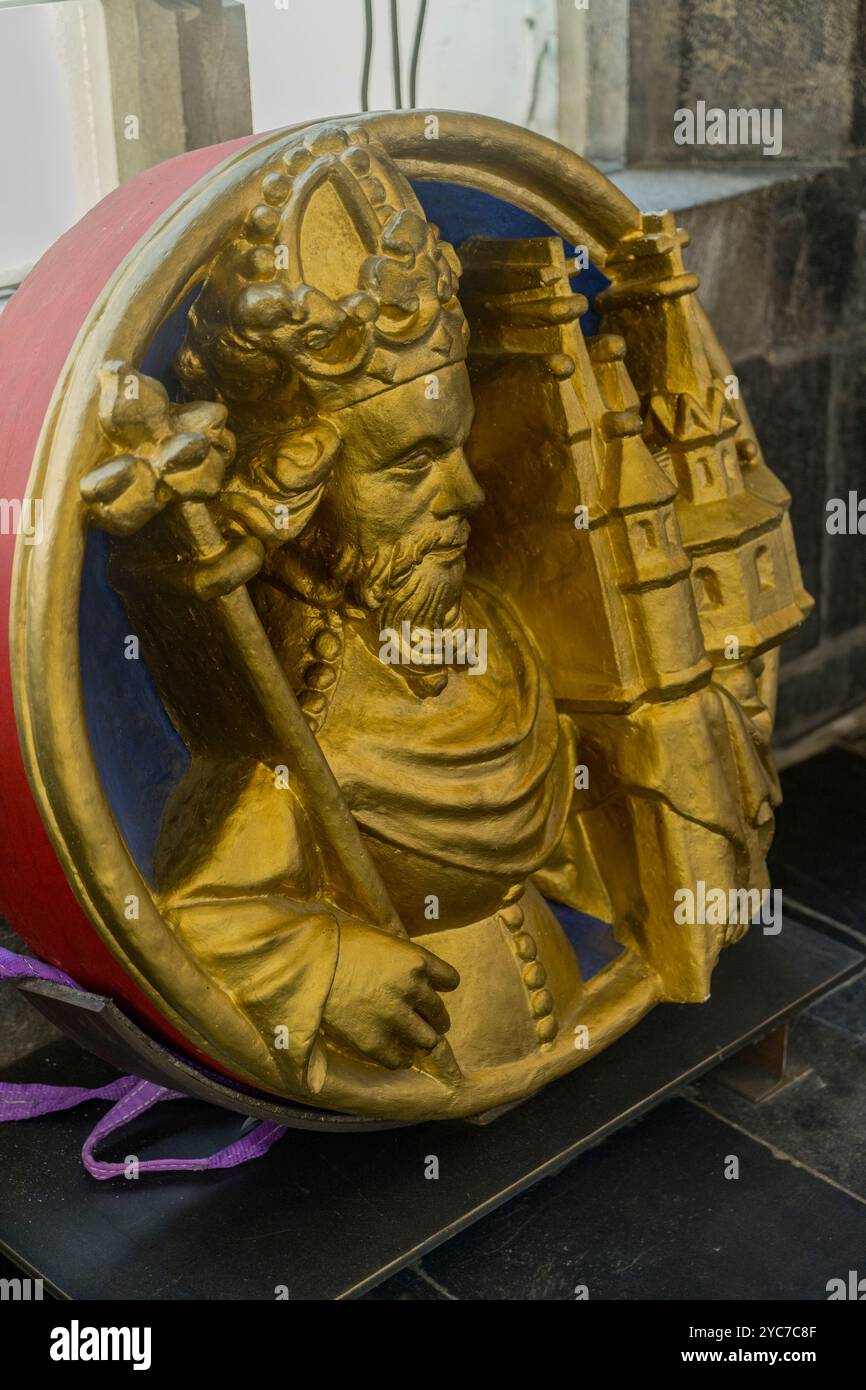 Blick auf den Gewölbekeystone (Karls der große) im gotischen Chorsaal, Aachener Domschatzkammer in der Altstadt von Aachen, Nordrhein-Westfalen, Deutsch Stockfoto