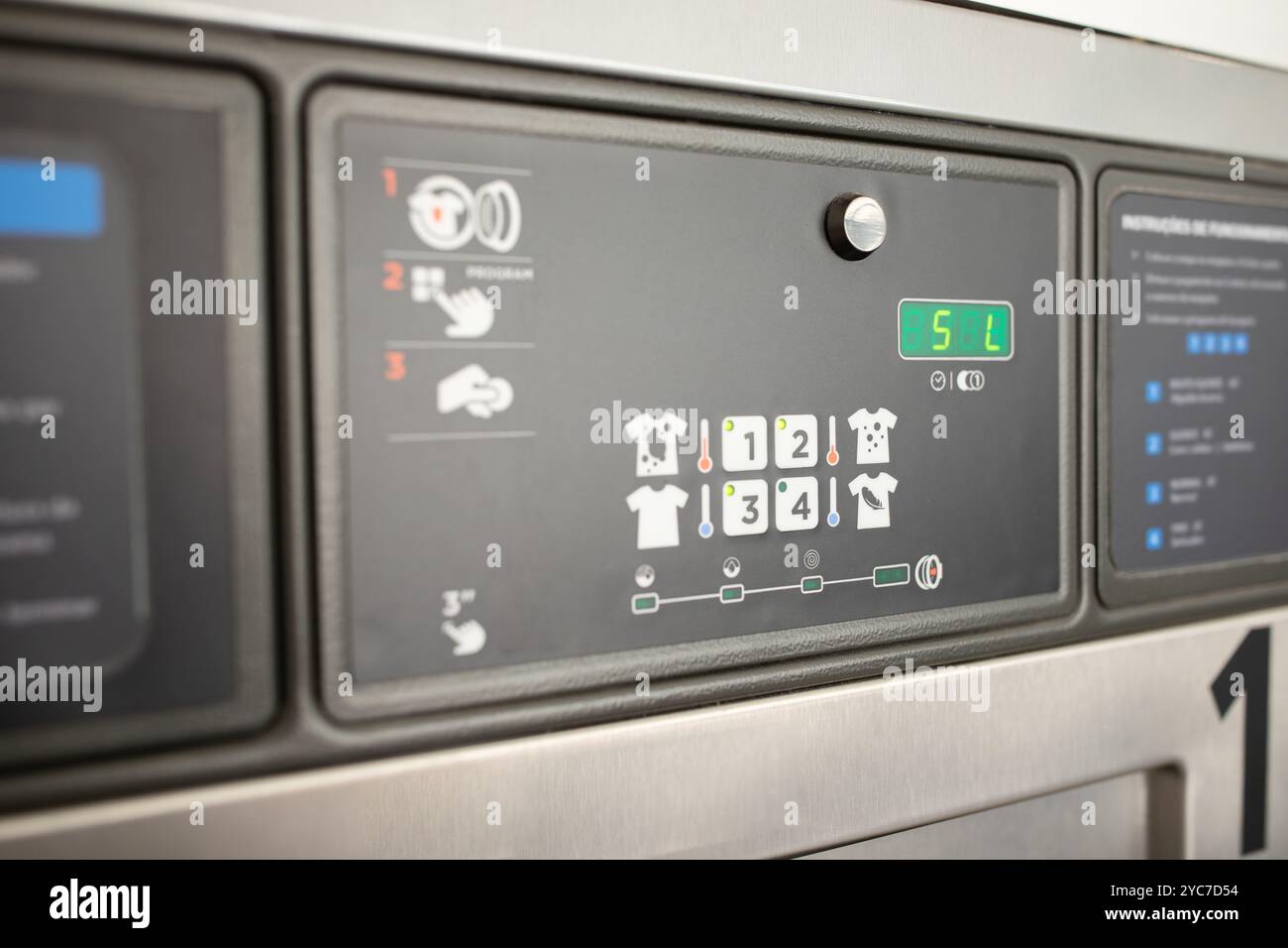 Benutzeroberfläche einer modernen Waschmaschine mit Optionen zur Zyklusauswahl Stockfoto