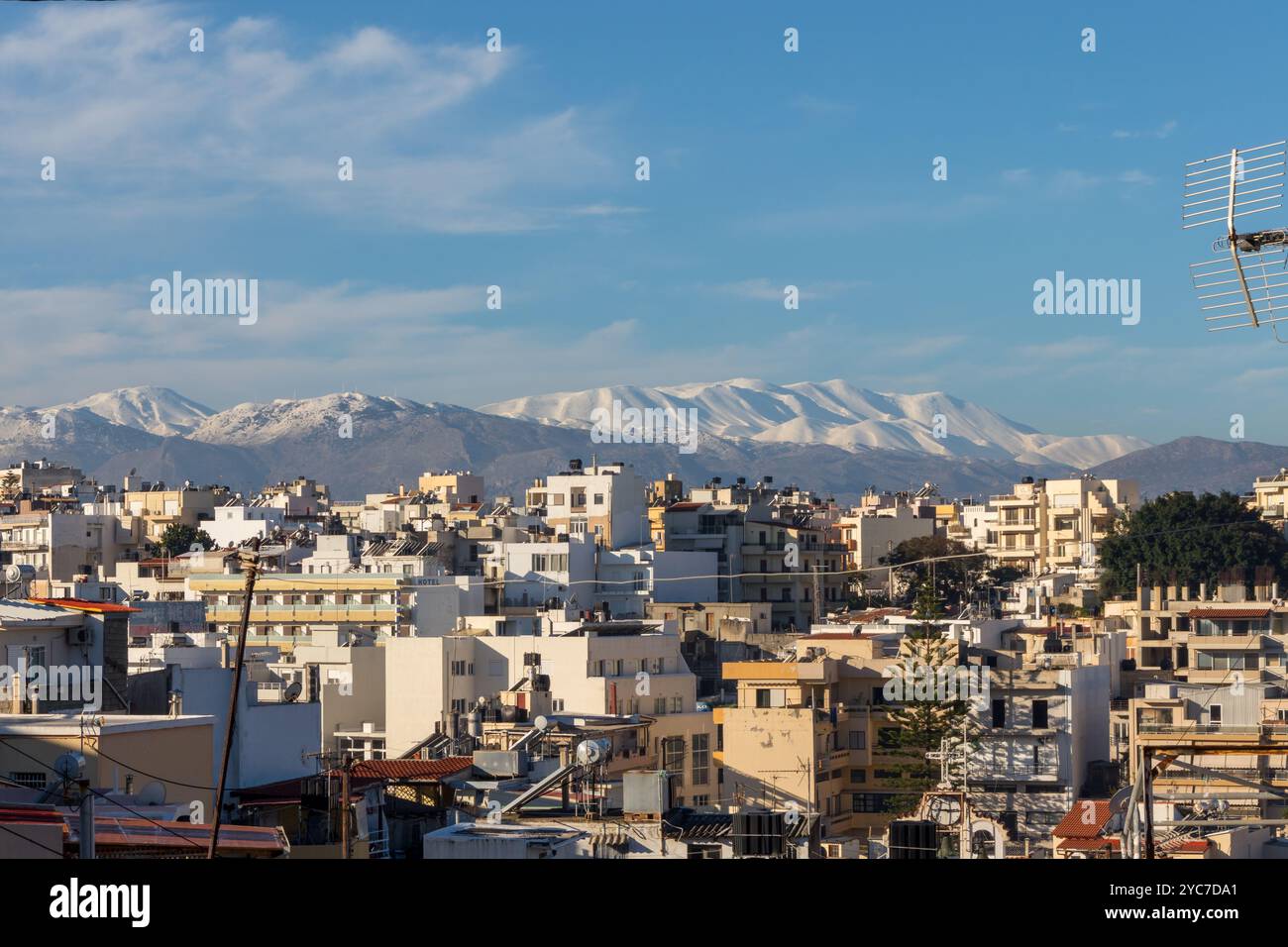 Heraklion-Kreta, Griechenland - 11. Januar 2020: Blick auf die Stadt Heraklion, ein wunderschöner Wintertag, mit dem verschneiten Berg Psiloritis im Rücken Stockfoto