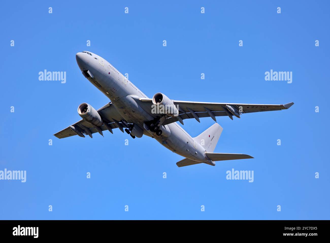 Die 10 Squadron, RAF Brize Norton, basiert auf der Royal Air Force Airbus Voyager KC2, ZZ343, verlässt die RAF Fairford 2024 Royal International Air Tattoo Stockfoto