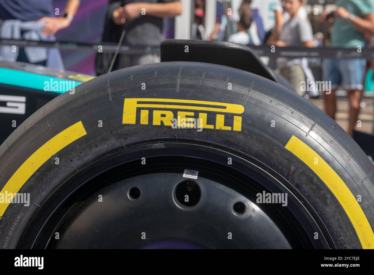 Details zu Pirelli Slick-Reifen bei einem Formel-1-Einsitzer in den F1-Klassen ändert die Art der Einstellung das Ergebnis des Sieges und der Klassifizierung. Stockfoto