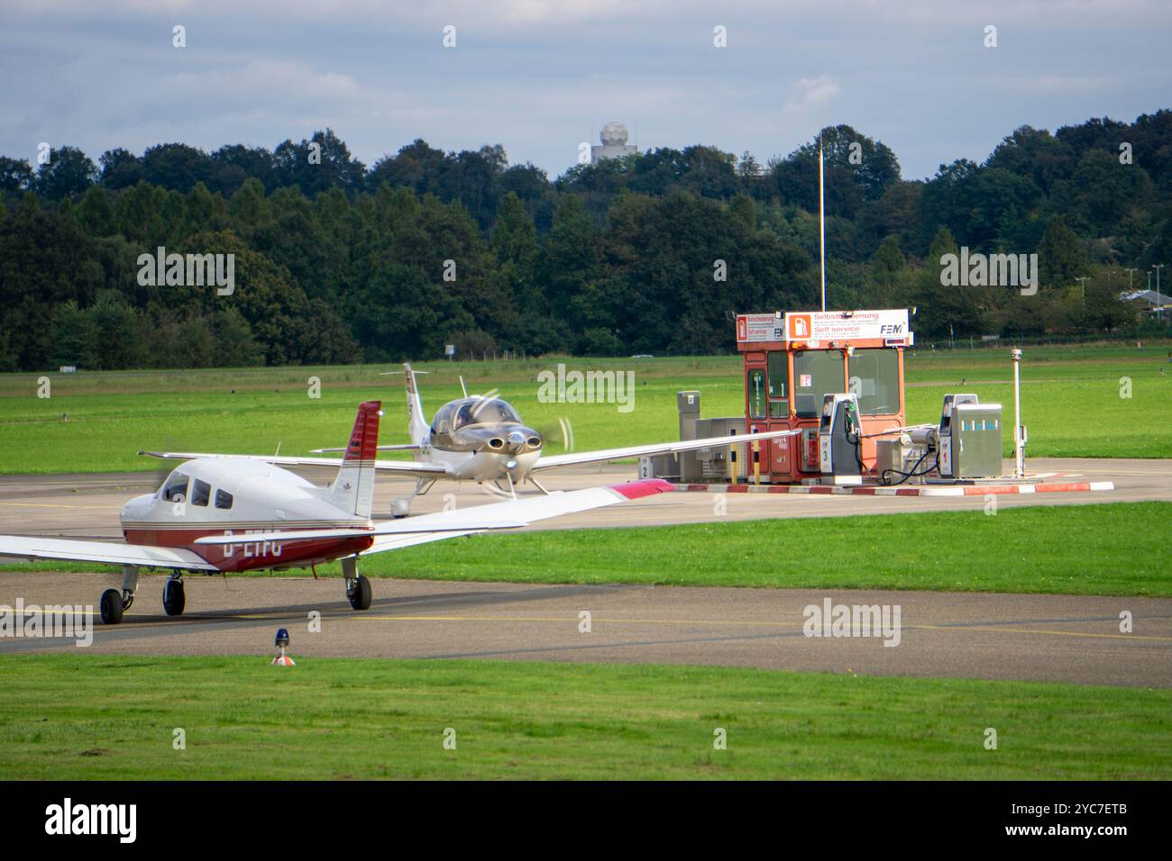 Flugplatz Mülheim-Essen, gewerblicher Flugplatz im Süden von Essen und im Osten von Mülheim an der Ruhr, für Freizeit- und Geschäftsluftfahrt, Selbstbedienungsflugplatz Stockfoto