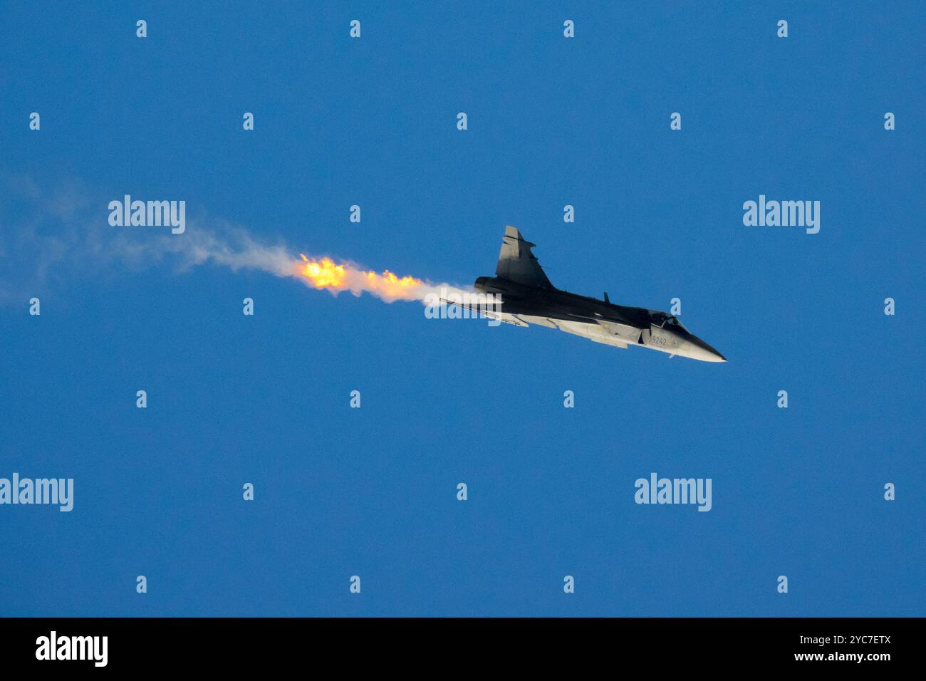 Die tschechische Luftwaffe Saab JAS 39C Gripen entzündete Gase, die aus dem Motor fielen Stockfoto