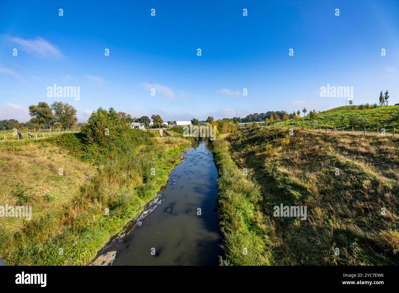 Der renaturierte Emscher im Emscherland, ein neuer Natur- und Wassererlebnispark an der Wasserüberquerung der Emscher mit dem Rhein-Herne-Kanal, mit Stockfoto