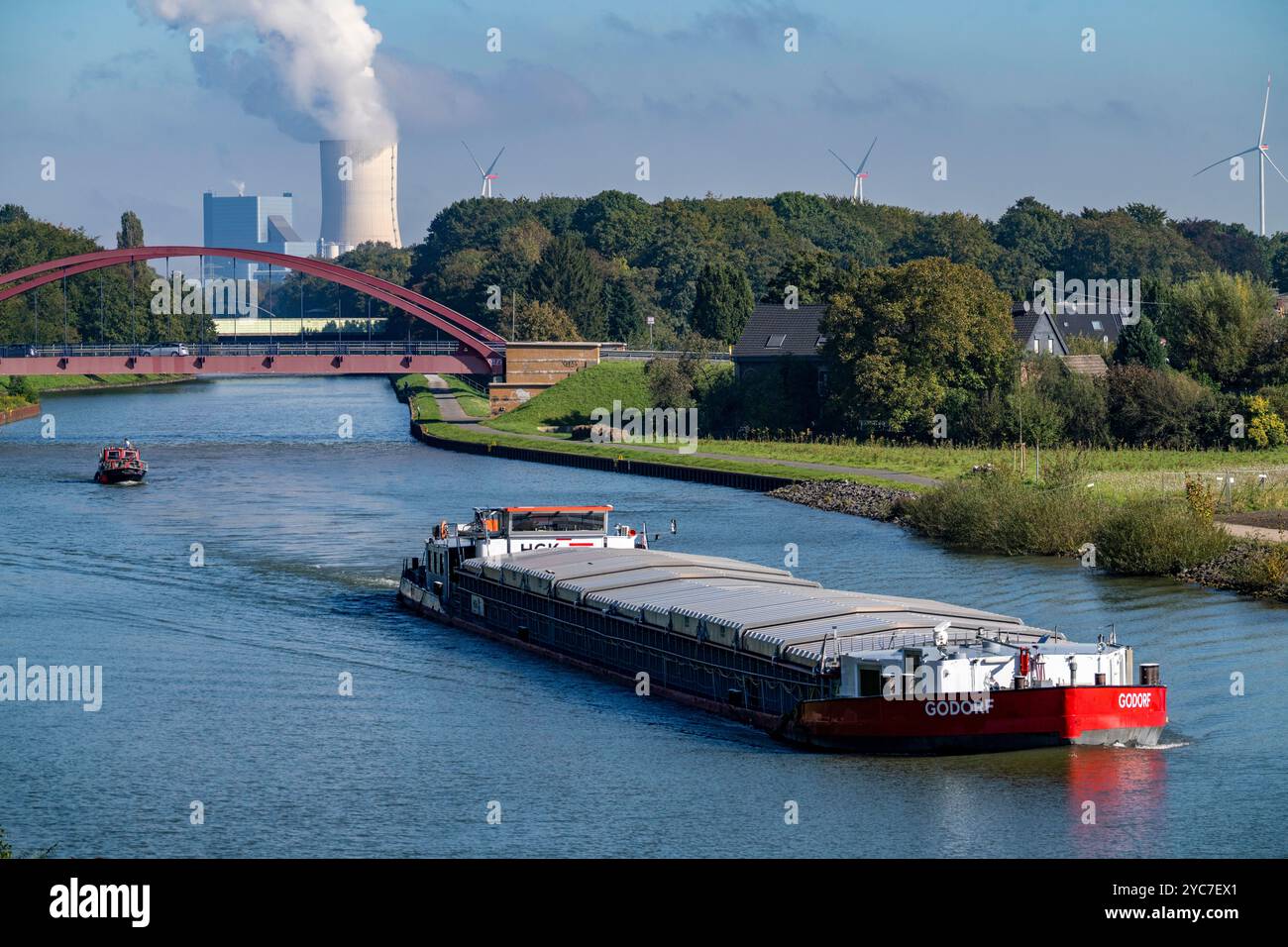 Frachtschiff auf dem Rhein-Herne-Kanal, am Emscher-Wasserkreuz, Brücke Wartburgstraße, hinter dem UNIPER-Kohlekraftwerk Datteln 4, Castrop-Ra Stockfoto