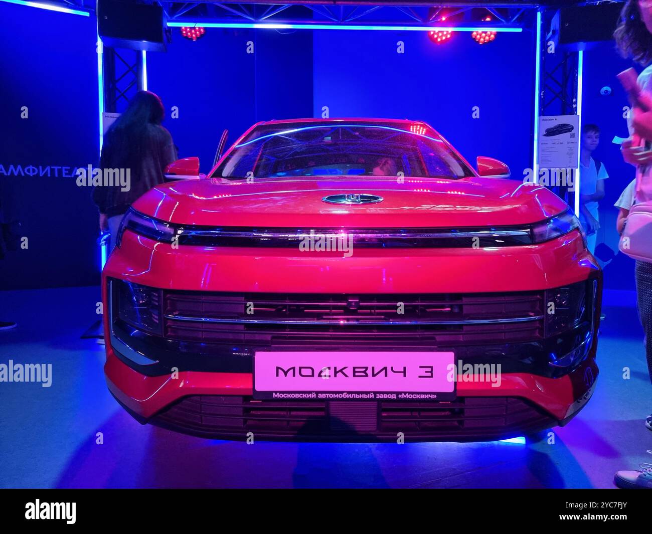 Rotes Moskvich 3 Auto, von vorne gesehen - Smartphone-aufgenommenes Stockfoto