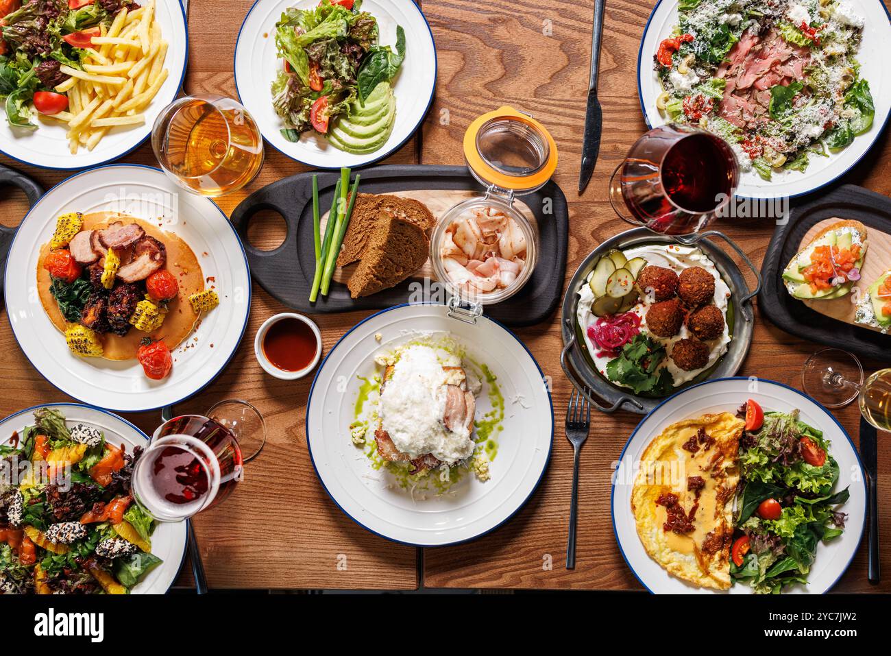 Festlicher Tisch mit verschiedenen Aussichten auf das Essen, keine Leute, Firmenparty, Gourmetessen Stockfoto
